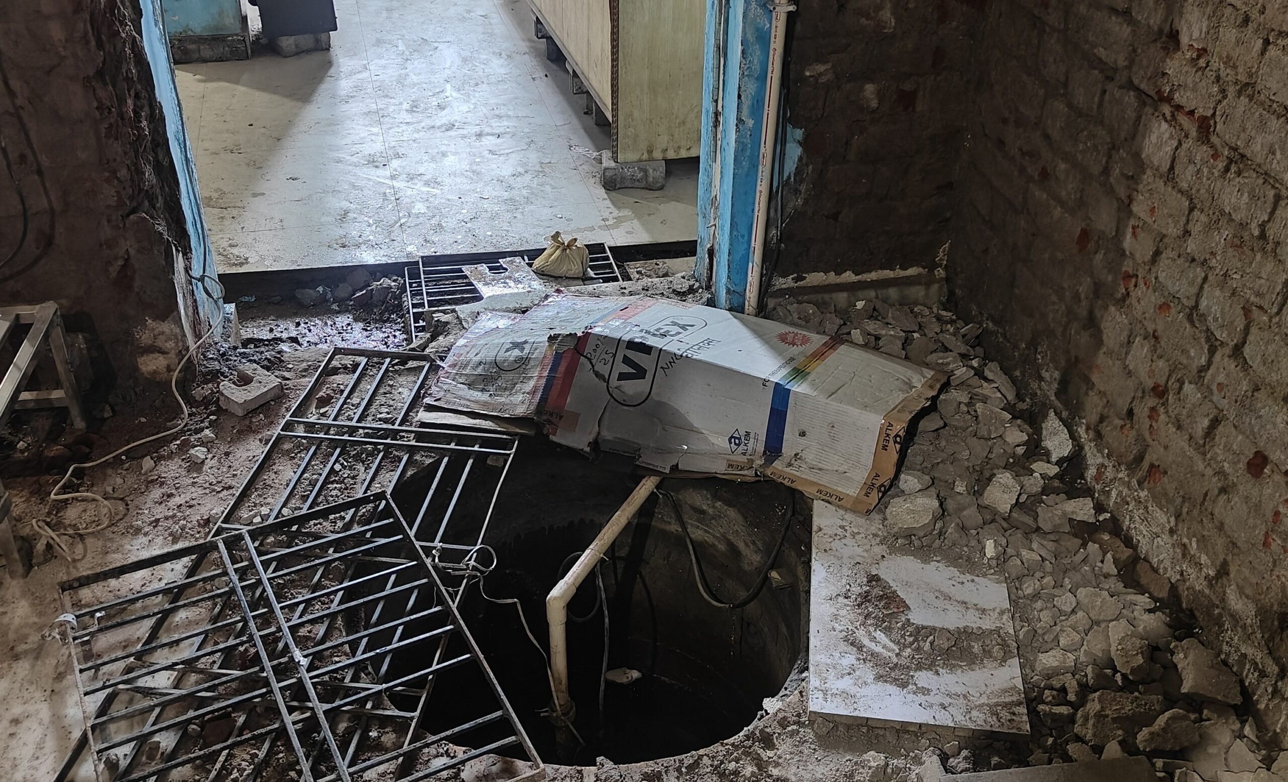 बेसमेंट में टैंक बनकर मोटर से पानी निकलने में दिक्कत।