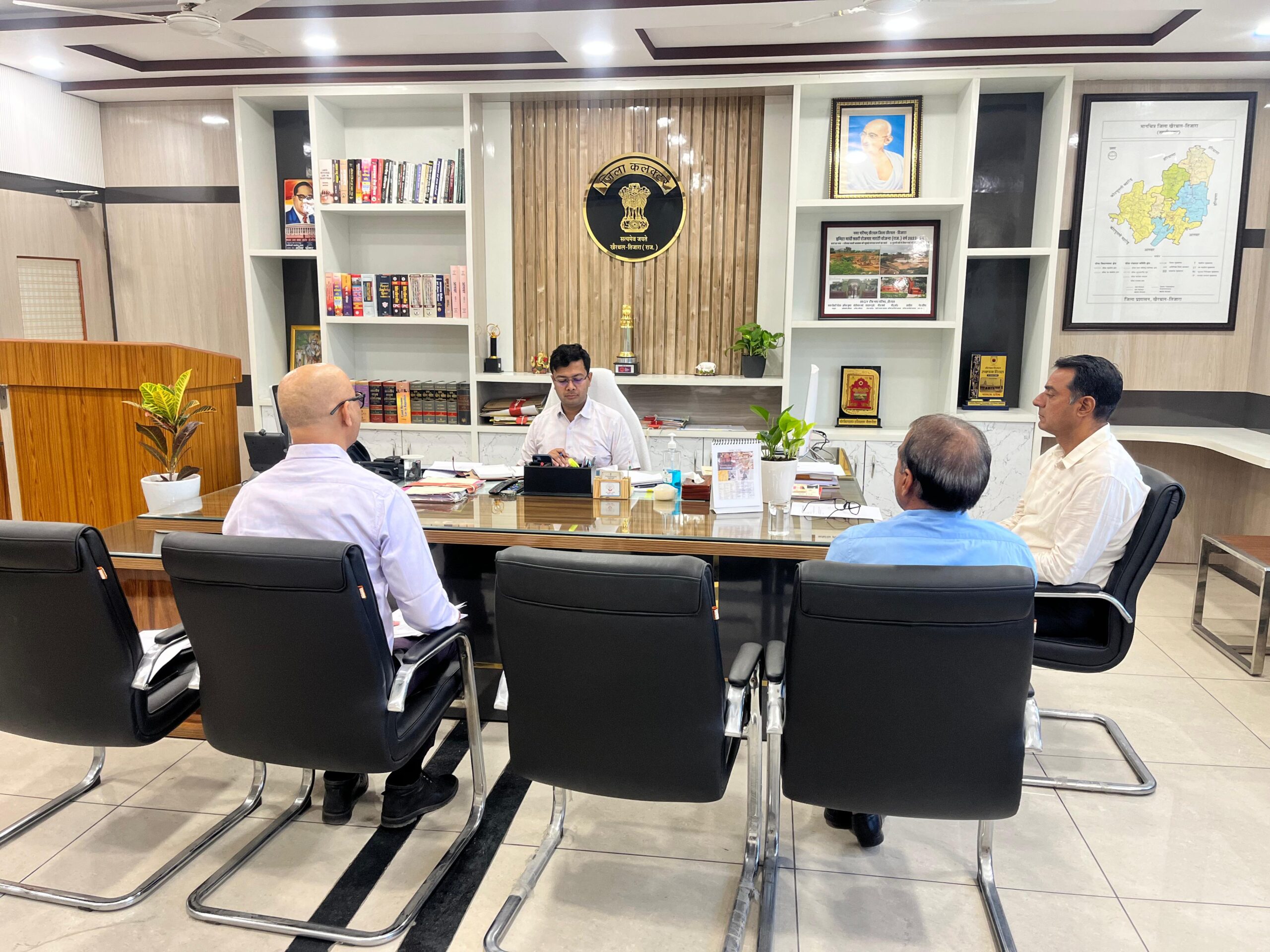 बैठक में सीएमएचओ डॉ. अरविंद गेट, आयुर्वेद विभाग के सहायक निदेशक अजीत बाल्याण