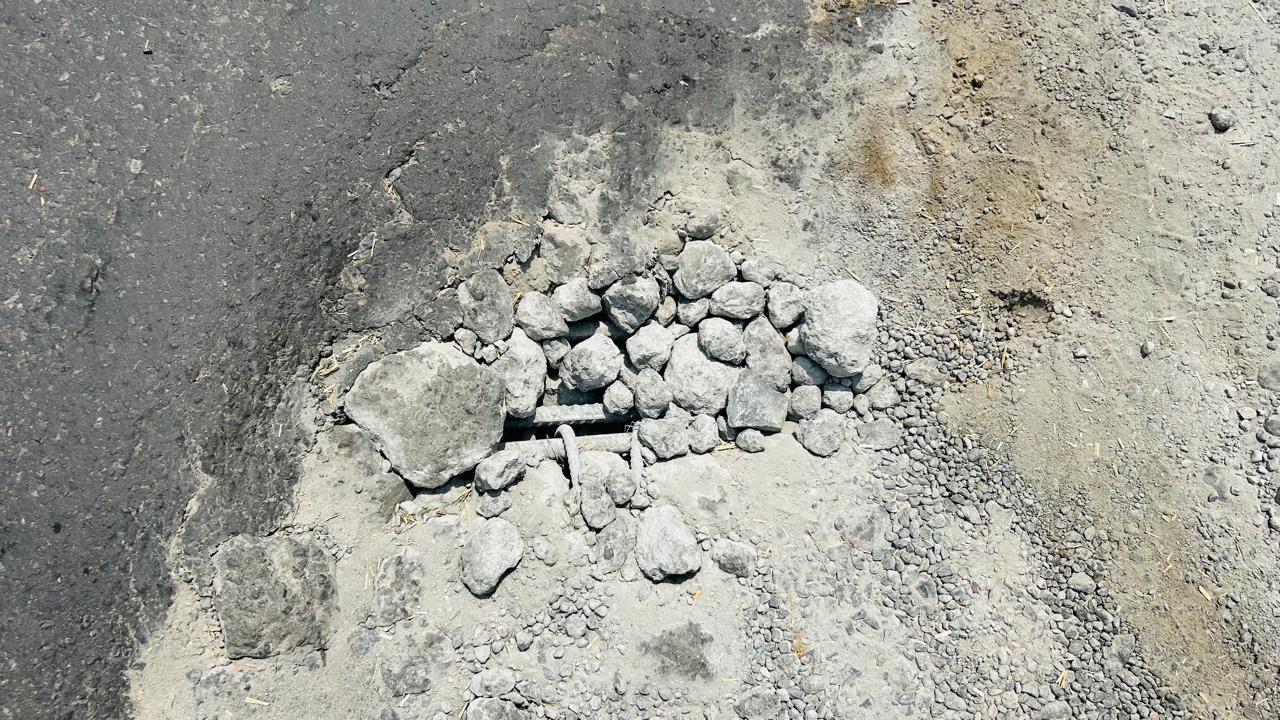 सड़क पर उखड़ी परत और दिखती सरिया, प्रशासन की अनदेखी उजागर