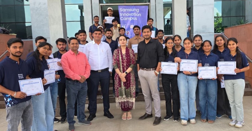 एआई प्रशिक्षण कार्यक्रम में प्रमाण-पत्र प्राप्त करने वाले विद्यार्थी शिक्षकों के साथ