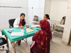 अटेली स्वास्थ्य केंद्र में गर्भवती महिलाओं की जांच करते हुए।