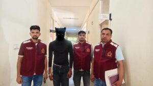 ओयो होटल हत्या मामले में गिरफ्तार आरोपी को ले जाती पुलिस टीम।