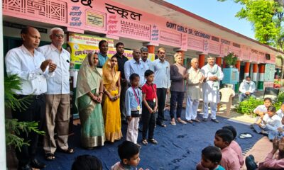 गुजरवास में निपुण परीक्षा में सफल छात्रों को मेडल पहनाकर सम्मानित करते अतिथि।