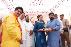 अटेली मंडी में आयोजित भगवान परशुराम जन्मोत्सव में शामिल श्रद्धालु और अतिथि