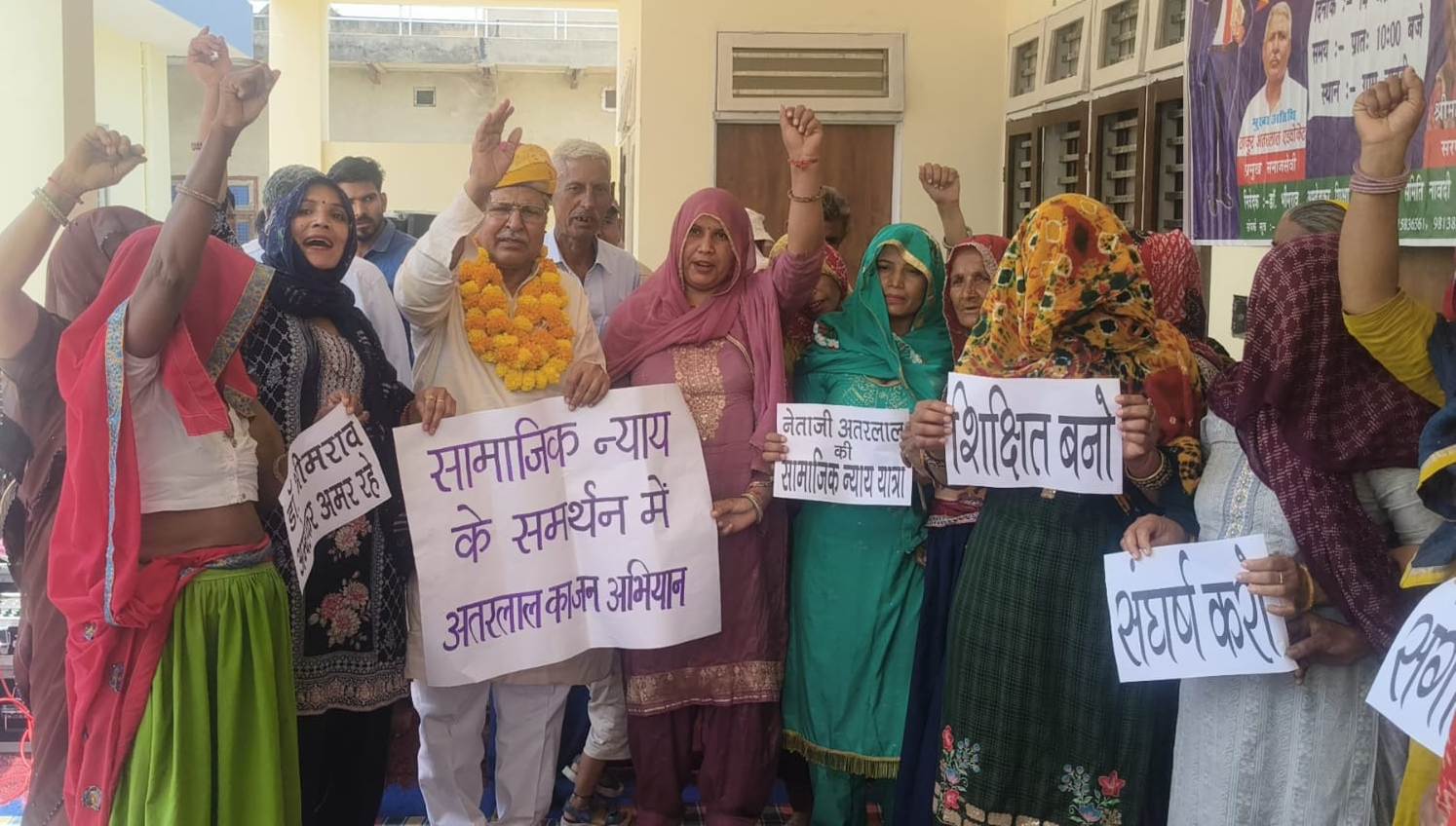 बसपा नेता अतरलाल के सामाजिक न्याय जन अभियान का स्वागत करते ग्रामीणजन।
