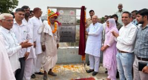 शुक्रवार को माइक्रो इरिगेशन प्रोजेक्ट का उद्घाटन करते नारनौल के विधायक ओम प्रकाश यादव।