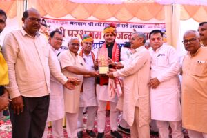 खेल मंत्री गौरव गोतम को गौड़ सभा के प्रधान एडवोकेट राकेश महता स्मृति चिन्ह भेंट करते हुए।