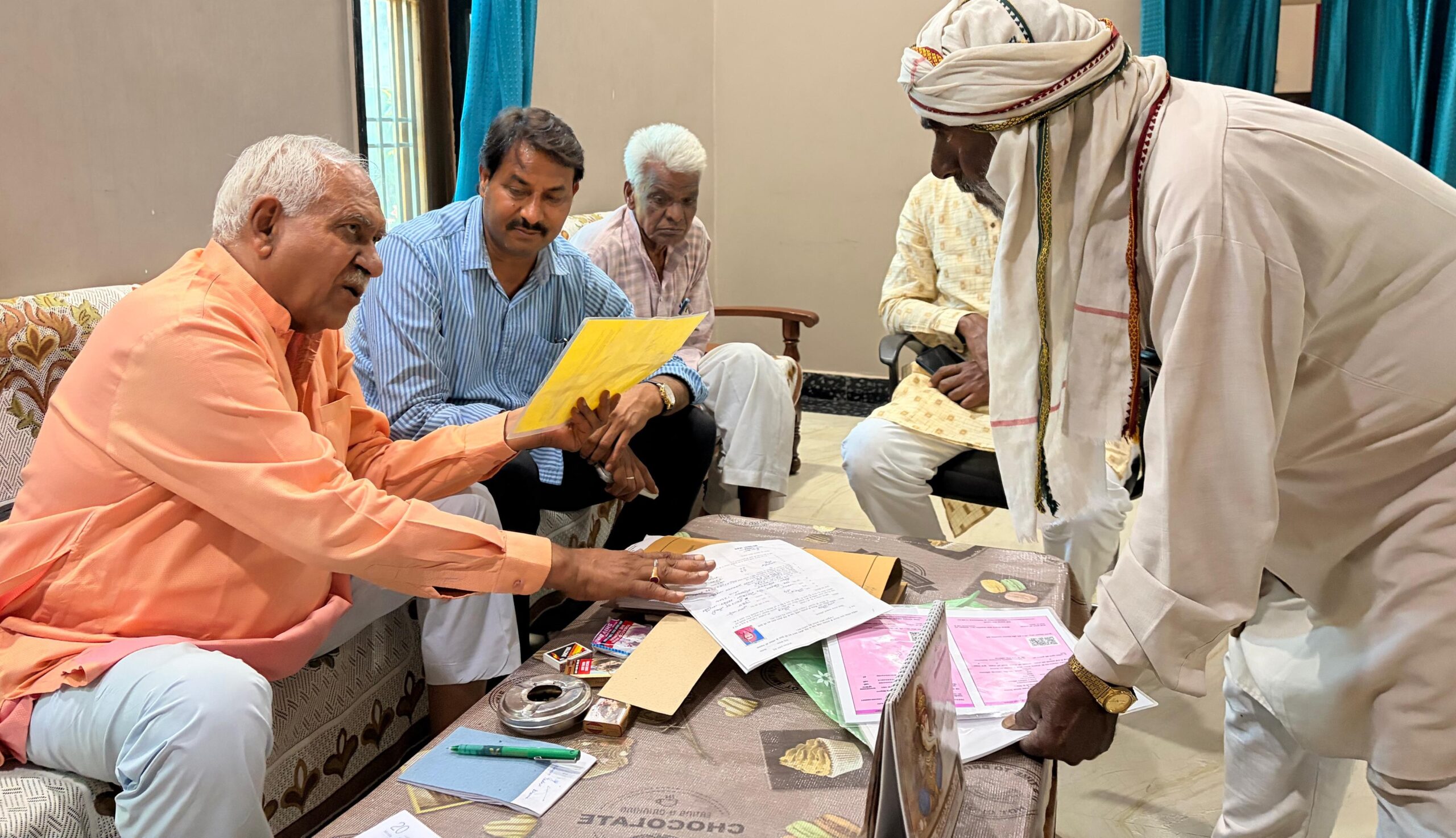 सोमवार को विधायक ओम प्रकाश यादव अपने आवास पर लोगों की समस्याएं सुनते हुए।