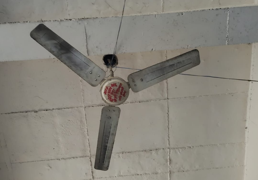 गर्मी में यात्रियों की मुश्किल बढ़ाता खराब पंखा