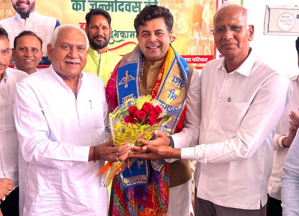 डॉ. यतेंद्र राव के जन्मदिवस पर पूर्व मंत्री ओमप्रकाश यादव व विधायक कंवर सिंह