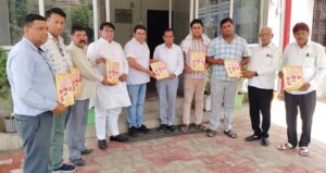 नारनौल सैनी सभा के पदाधिकारी को निमंत्रण देते हुए रेवाड़ी की टीम