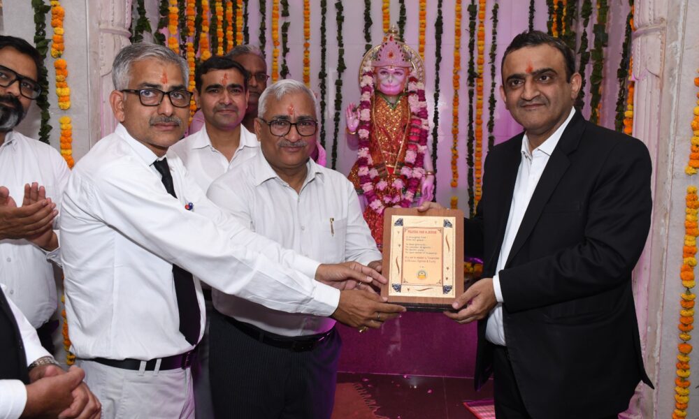 जिला एवं सत्र न्यायाधीश नरेंद्र सूरा को स्मृति चिन्ह देकर सम्मानित करते अधिवक्ता।