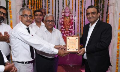 जिला एवं सत्र न्यायाधीश नरेंद्र सूरा को स्मृति चिन्ह देकर सम्मानित करते अधिवक्ता।