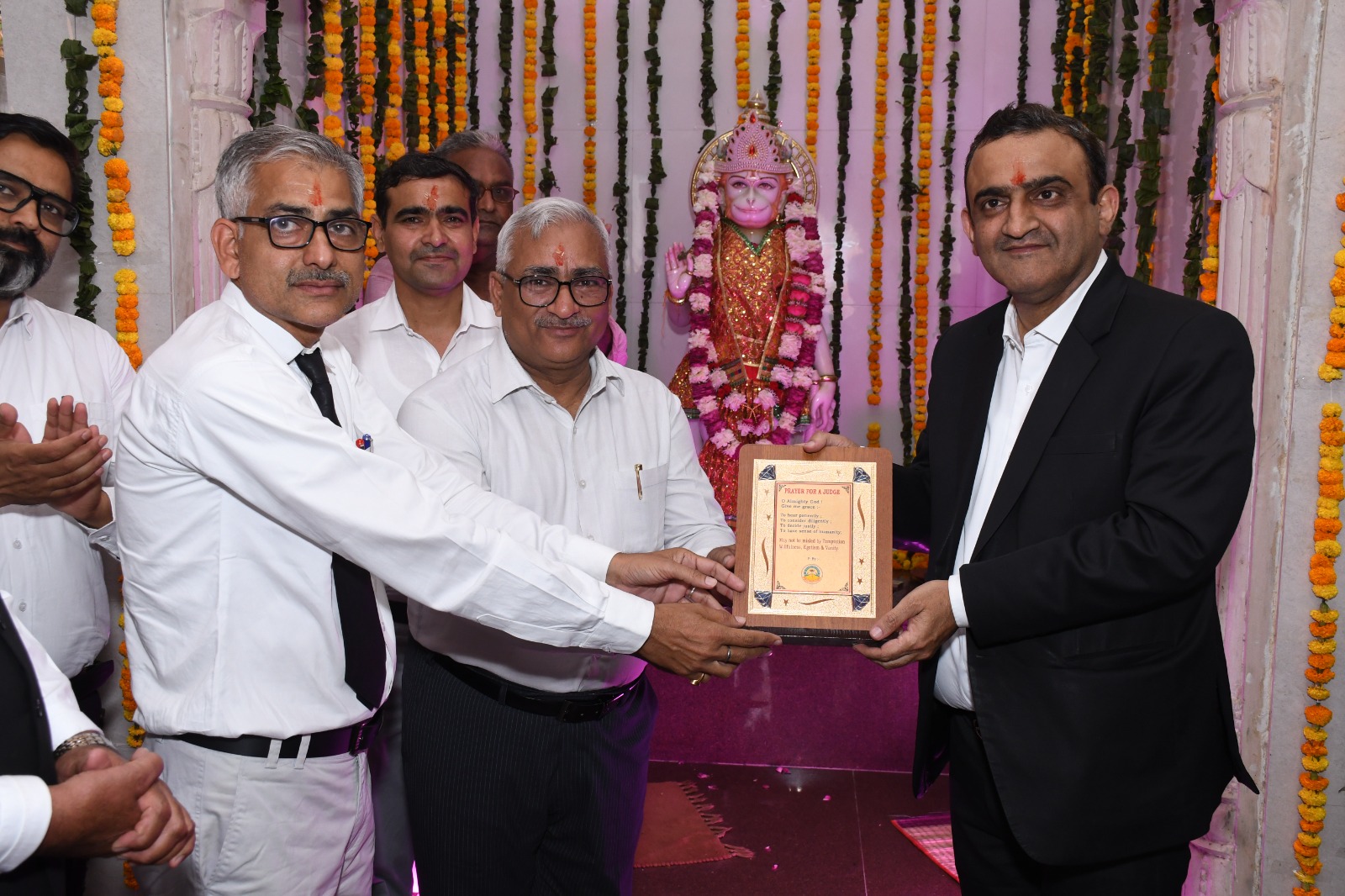 जिला एवं सत्र न्यायाधीश नरेंद्र सूरा को स्मृति चिन्ह देकर सम्मानित करते अधिवक्ता।