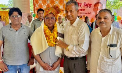 कार्यक्रम में पूर्व मंत्री डॉ. अभय सिंह यादव शिक्षक सत्यवीर सिंह को सम्मानित करते हुए।