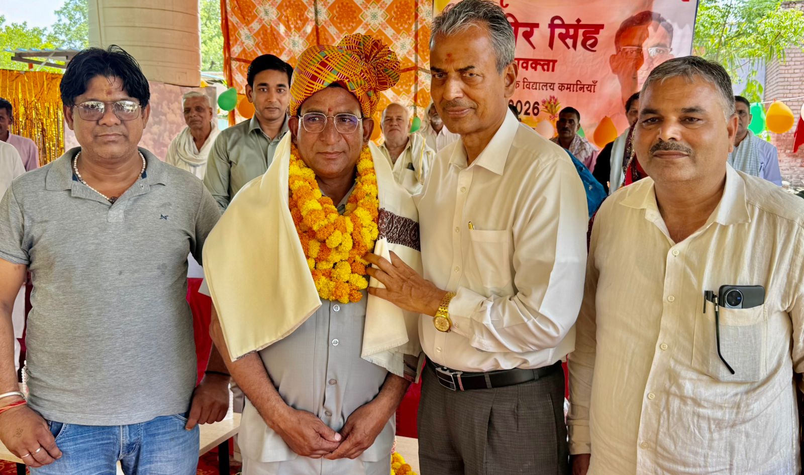 कार्यक्रम में पूर्व मंत्री डॉ. अभय सिंह यादव शिक्षक सत्यवीर सिंह को सम्मानित करते हुए।