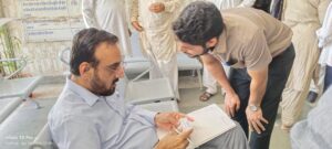 नारनौल में नागरिकों के बीच बैठकर उनकी शिकायतें सुनते डीसी कैप्टन मनोज कुमार