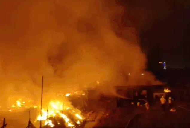 सेक्टर 37D, गुरुग्राम में आग की लपटों और धुएं के बीच राहत कार्य में जुटी फायर और सिविल डिफेंस टीम