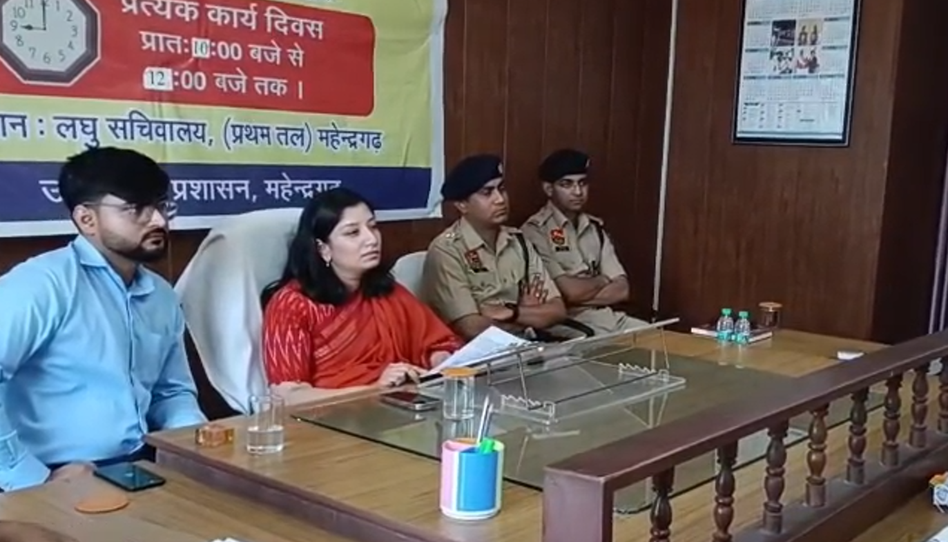 महेंद्रगढ़ लघु सचिवालय स्थित एसडीएम कोर्ट रूम में आयोजित समाधान शिविर