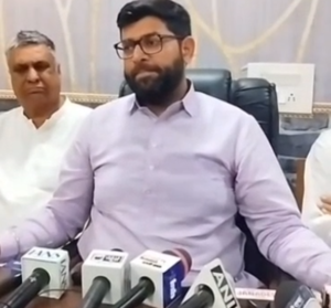 (जेजेपी)  युवा प्रदेश अध्यक्ष दिग्विजय चौटाला मीडिया से बात करते हुए 