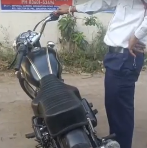 पंचकूला में पुलिस बुलेट से ऐसे चैक किए पटाखे।