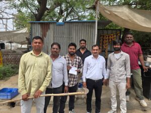 निजामपुर रोड पर नगर परिषद की कार्रवाई के दौरान अतिक्रमण हटाते अधिकारी