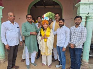 सपना को गांव मांदी में पगड़ी पहनाकर सम्मानित करते जनप्रतिनिधि व ग्रामीण