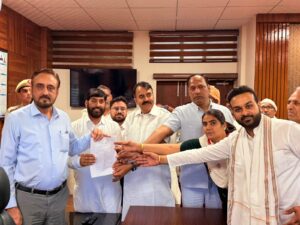 सत्यवीर झुकिया के नेतृत्व में पुल बाजार क्षेत्र में सड़क निर्माण को लेकर विरोध प्रदर्शन करते कांग्रेस कार्यकर्ता।