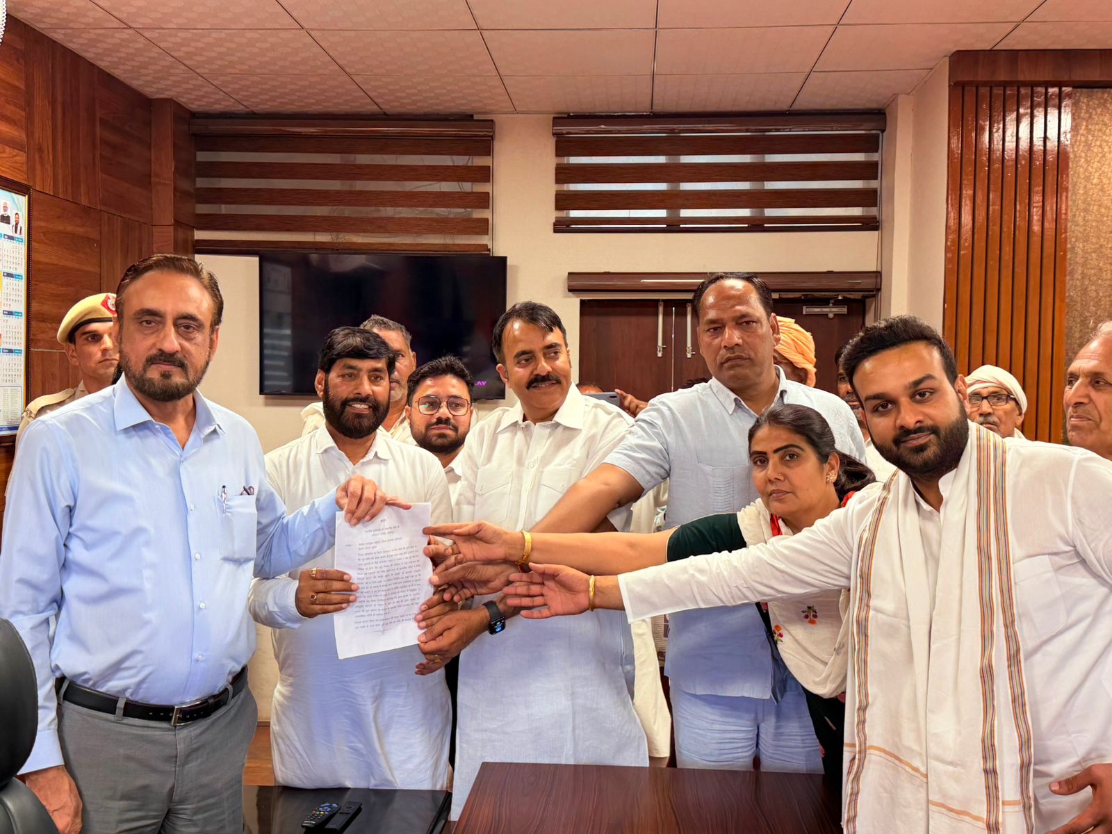 सत्यवीर झुकिया के नेतृत्व में पुल बाजार क्षेत्र में सड़क निर्माण को लेकर विरोध प्रदर्शन करते कांग्रेस कार्यकर्ता।