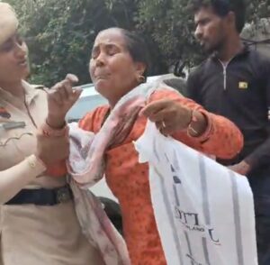 पंचायत भवन में महिला को घसीटकर ले जाती पुलिस कर्मी