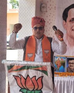 आयोजित प्रशिक्षण शिविर में कार्यकर्ताओं को संबोधित करते हुए जेपी सैनी।