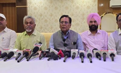 नारनौल में प्रेस कॉन्फ्रेंस के दौरान सिंघानिया यूनिवर्सिटी के कुलपति डॉ. मनोज गर्ग मीडिया को जानकारी देते हुए।