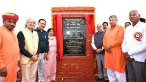 जल शोधन संयंत्र का उद्घाटन करते सांसद धर्मबीर सिंह, विधायक कंवर सिंह यादव व कुलपति प्रो. टंकेशवर कुमार