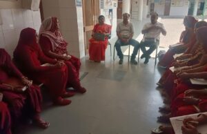 प्राथमिक स्वास्थ्य केंद्र में आशा कार्यकर्ताओं की बैठक, स्वास्थ्य योजनाओं पर हुई चर्चा