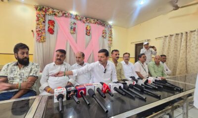 नारनौल में JJP की प्रेसवार्ता के दौरान जिला अध्यक्ष राजकुमार खातोद मीडिया को संबोधित करते हुए।