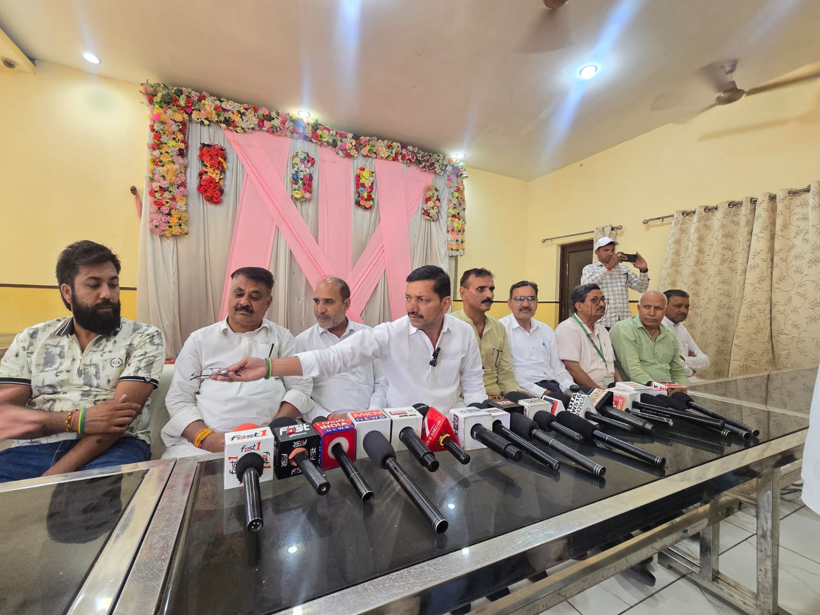 नारनौल में JJP की प्रेसवार्ता के दौरान जिला अध्यक्ष राजकुमार खातोद मीडिया को संबोधित करते हुए।