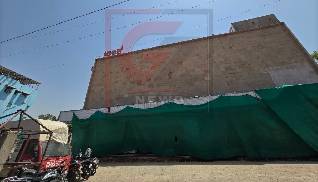 नारनौल के मोहिनी सिनेमा हॉल में रिनोवेशन के दौरान लगी आग