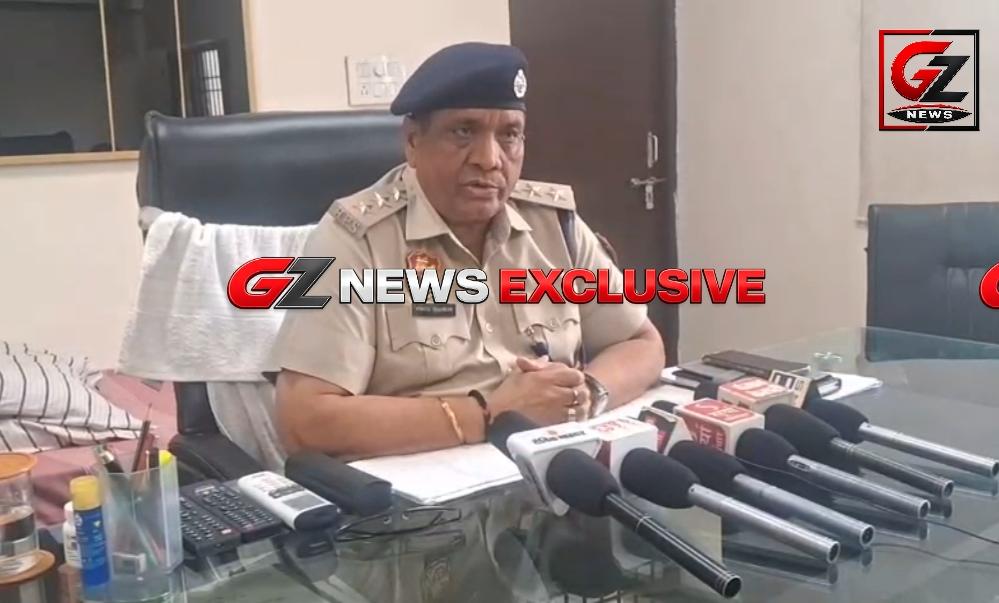 मीडिया को जानकारी देते DSP