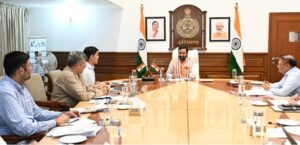 फोटो कैप्शन हरियाणा सीएम नायब सैनी चंडीगढ़ में अधिकारियों के साथ बैठक करते हुए