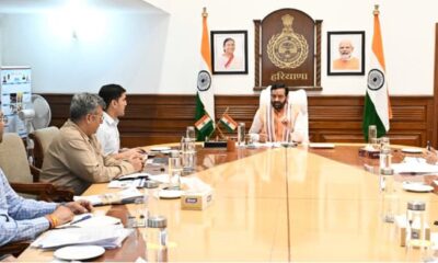 फोटो कैप्शन हरियाणा सीएम नायब सैनी चंडीगढ़ में अधिकारियों के साथ बैठक करते हुए