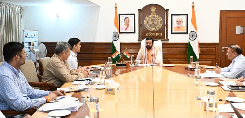 फोटो कैप्शन हरियाणा सीएम नायब सैनी चंडीगढ़ में अधिकारियों के साथ बैठक करते हुए