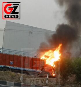 हाईवे-48 किनारे खड़ी केन्ट्रा गाड़ी आग की लपटों में घिरी, केबिन से उठता काला धुआं दूर तक नजर आया