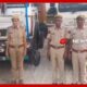राजमार्ग पर नियम तोड़ने वालों के खिलाफ कार्रवाई करते पुलिस अधिकारी