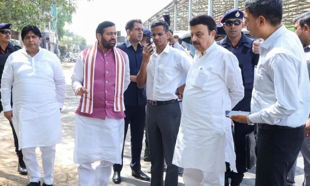 गुरुग्राम में निरीक्षण के दौरान अधिकारियों को निर्देश देते मुख्यमंत्री नायब सिंह सैनी