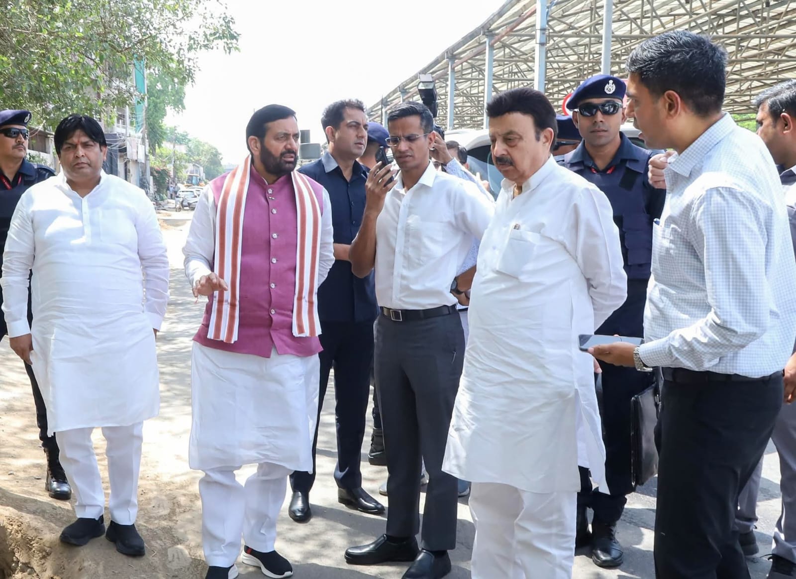 गुरुग्राम में निरीक्षण के दौरान अधिकारियों को निर्देश देते मुख्यमंत्री नायब सिंह सैनी