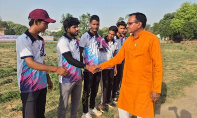 खोड़मा गांव में क्रिकेट टूर्नामेंट का टॉस कर शुभारंभ करते वासुदेव यादव