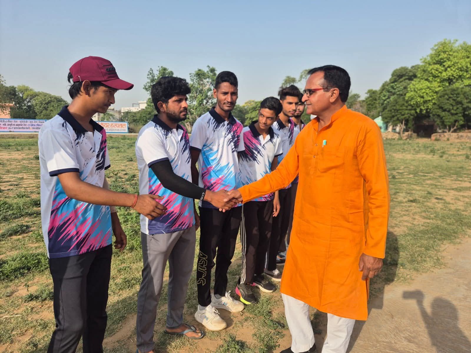 खोड़मा गांव में क्रिकेट टूर्नामेंट का टॉस कर शुभारंभ करते वासुदेव यादव