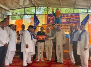 बिहाली में डॉ. भीमराव अंबेडकर की 135वीं जयंती पर आयोजित कार्यक्रम में मुख्य अतिथि डॉ. शिवताज सिंह को स्मृति चिन्ह भेंट करते हुए आयोजक व गणमान्य लोग।