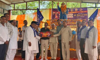 बिहाली में डॉ. भीमराव अंबेडकर की 135वीं जयंती पर आयोजित कार्यक्रम में मुख्य अतिथि डॉ. शिवताज सिंह को स्मृति चिन्ह भेंट करते हुए आयोजक व गणमान्य लोग।