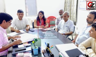 कार्यालय में चल रही अहम बैठक में अधिकारी व कर्मचारी चुनाव संबंधी कार्यों पर मंथन करते हुए।